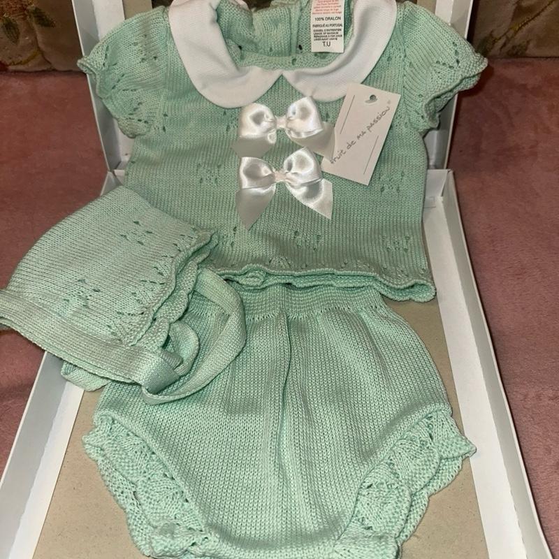 Fruit De Ma Passion 3 Piece Knitted Box Set for Babies Newborns Adorable Shorts Jumper & Hat in Cozy Knitted Fabric Ideal for Everyday Wear